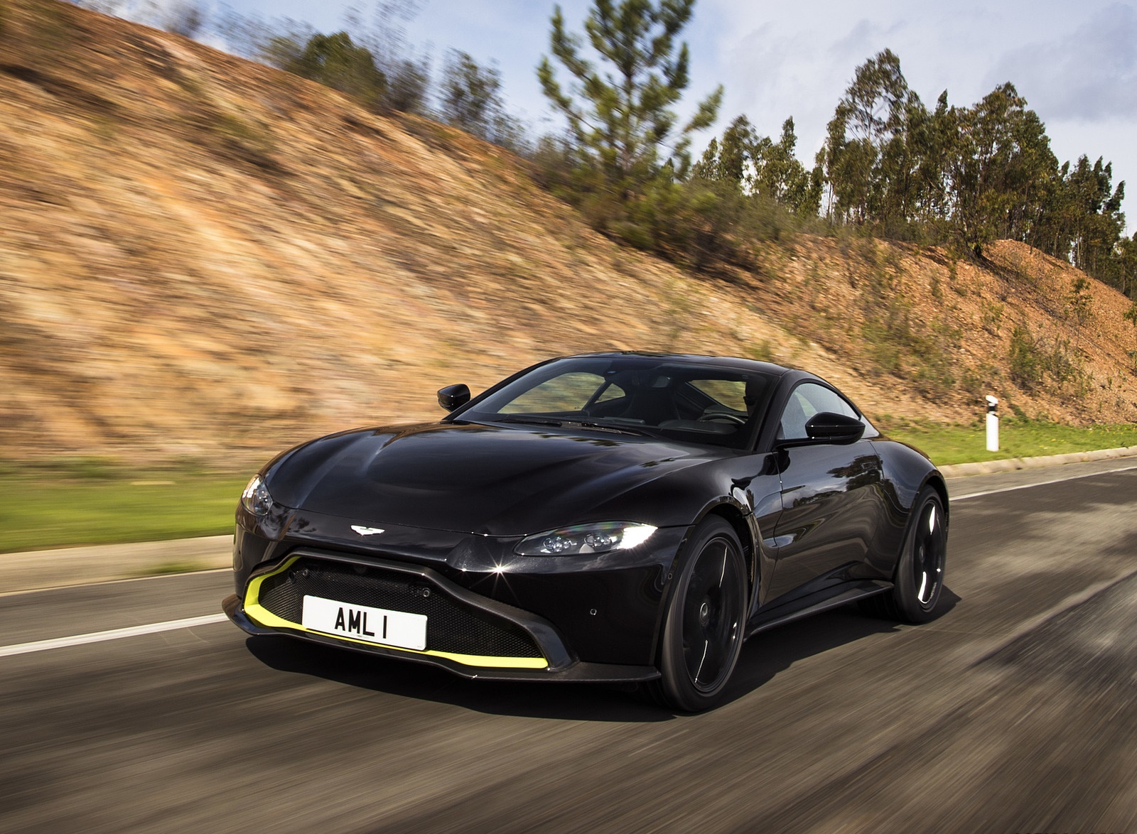 2019 Aston Martin Vantage (Onyx Black) Front Three-Quarter Wallpapers (7)