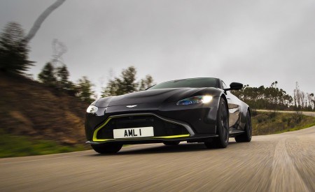 2019 Aston Martin Vantage (Onyx Black) Front Three-Quarter Wallpapers 450x275 (22)