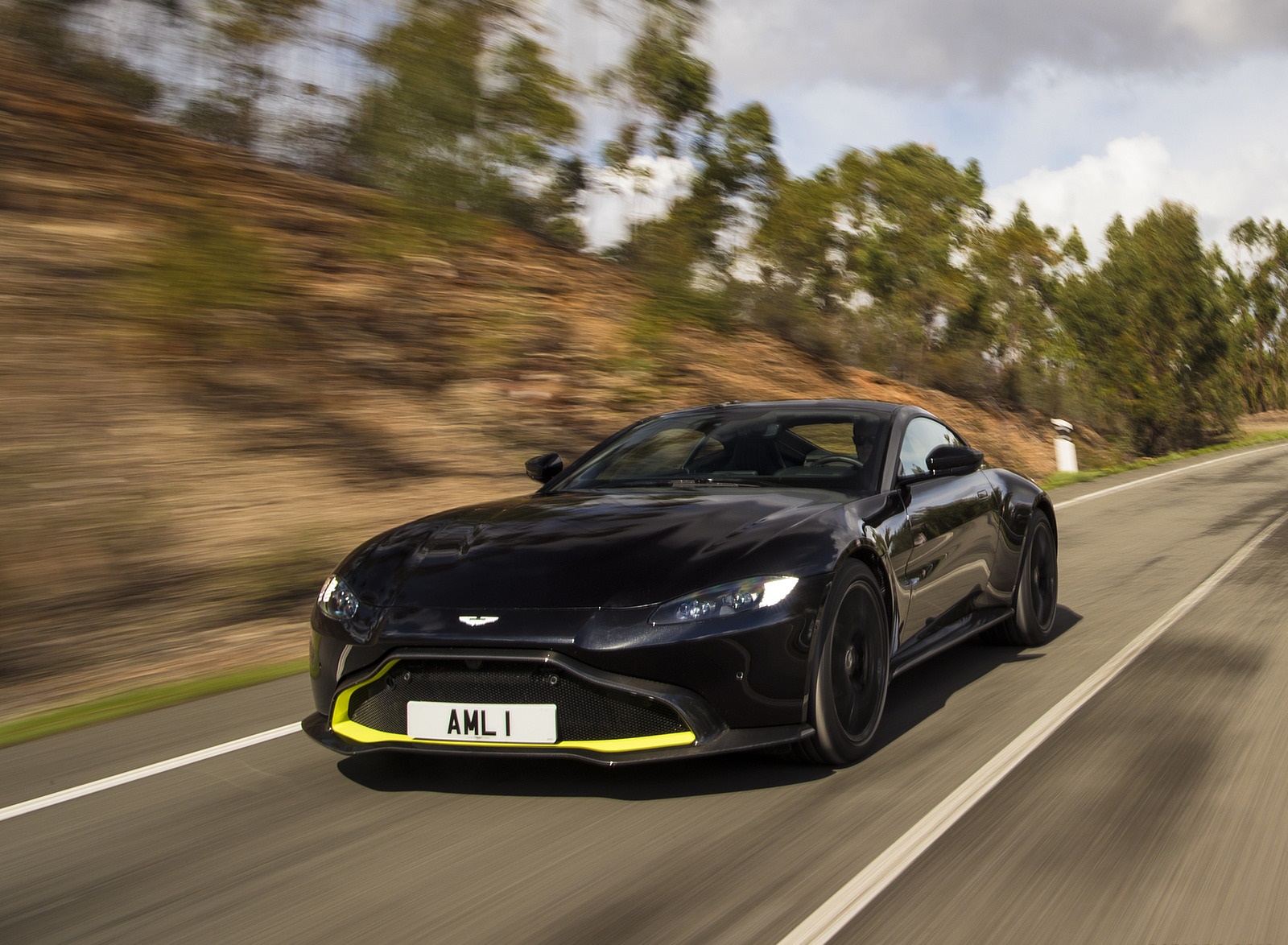 2019 Aston Martin Vantage (Onyx Black) Front Three-Quarter Wallpapers (9)
