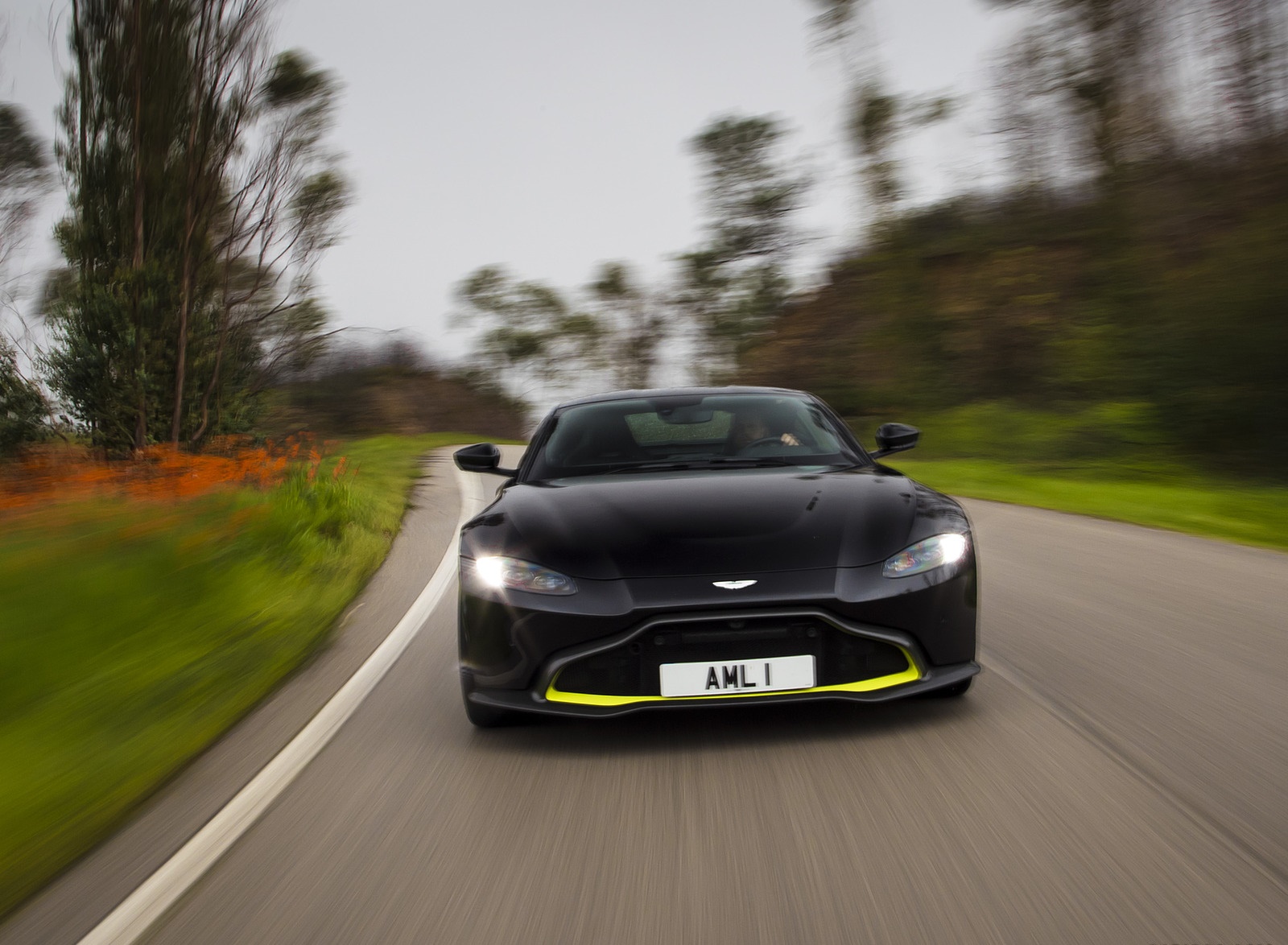 2019 Aston Martin Vantage (Onyx Black) Front Wallpapers (15)