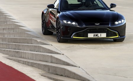 2019 Aston Martin Vantage (Onyx Black) Front Wallpapers 450x275 (90)