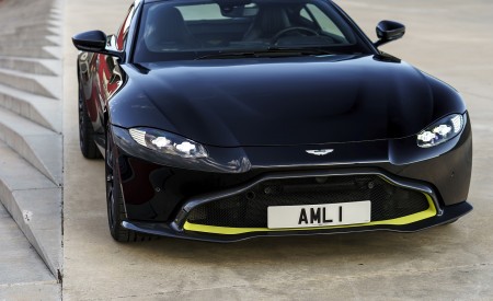 2019 Aston Martin Vantage (Onyx Black) Front Wallpapers 450x275 (91)