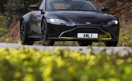 2019 Aston Martin Vantage (Onyx Black) Front Wallpapers 450x275 (17)