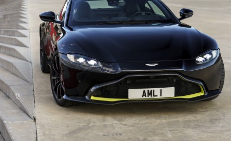 2019 Aston Martin Vantage (Onyx Black) Front Wallpapers 450x275 (92)