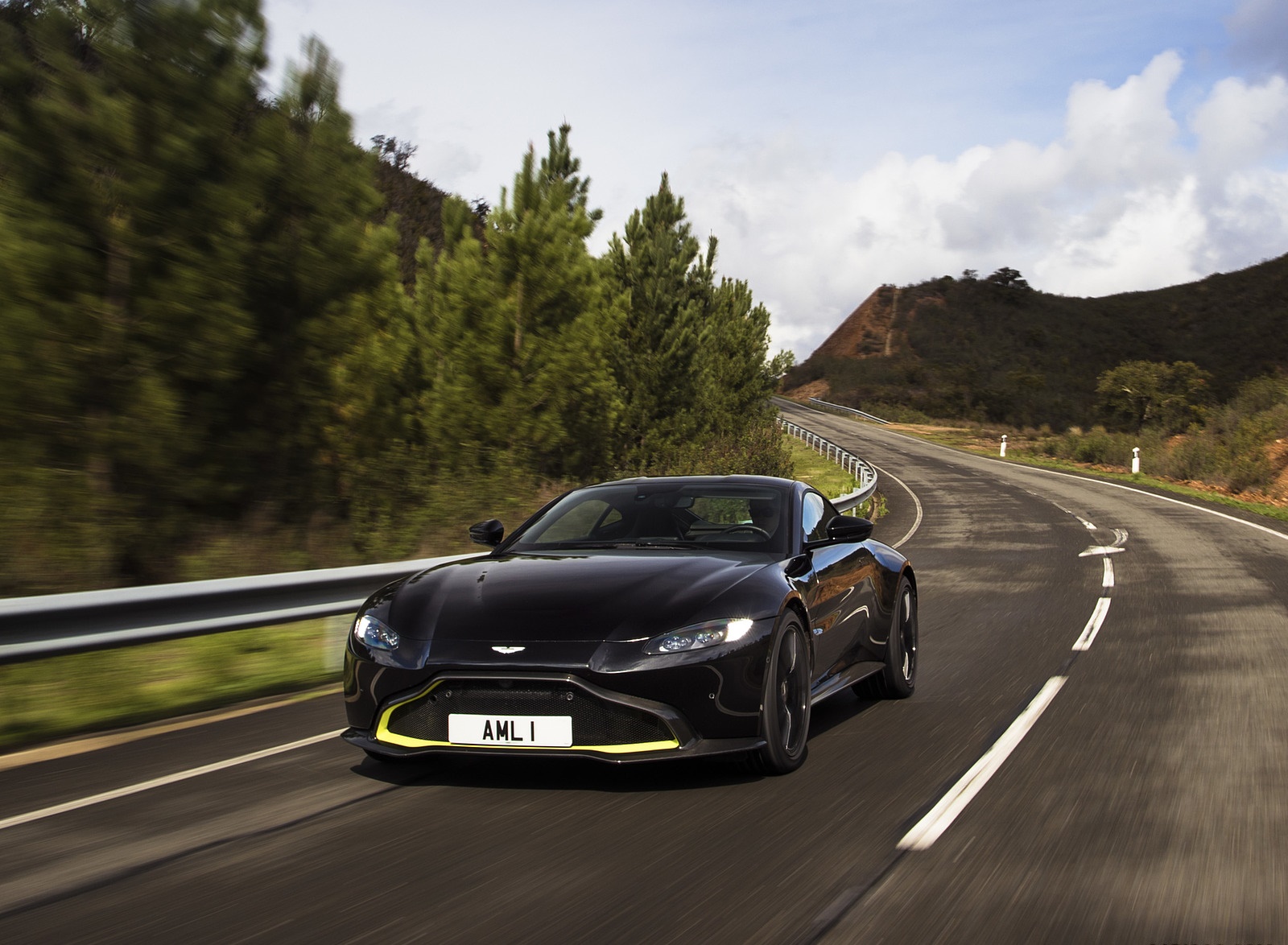 2019 Aston Martin Vantage (Onyx Black) Front Wallpapers (11)