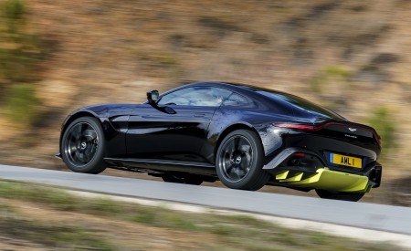 2019 Aston Martin Vantage (Onyx Black) Rear Three-Quarter Wallpapers 450x275 (38)