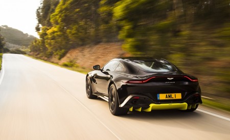 2019 Aston Martin Vantage (Onyx Black) Rear Three-Quarter Wallpapers 450x275 (25)
