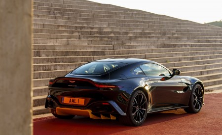 2019 Aston Martin Vantage (Onyx Black) Rear Three-Quarter Wallpapers 450x275 (97)