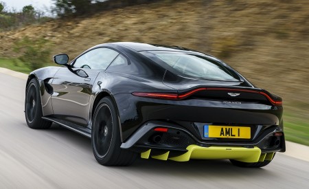 2019 Aston Martin Vantage (Onyx Black) Rear Three-Quarter Wallpapers 450x275 (73)