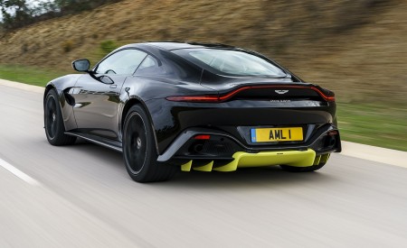 2019 Aston Martin Vantage (Onyx Black) Rear Three-Quarter Wallpapers 450x275 (63)