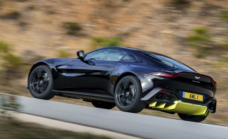2019 Aston Martin Vantage (Onyx Black) Rear Three-Quarter Wallpapers 450x275 (39)