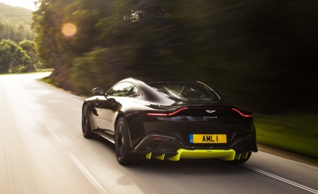 2019 Aston Martin Vantage (Onyx Black) Rear Three-Quarter Wallpapers 450x275 (26)