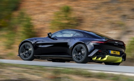 2019 Aston Martin Vantage (Onyx Black) Rear Three-Quarter Wallpapers 450x275 (20)