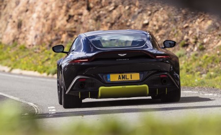 2019 Aston Martin Vantage (Onyx Black) Rear Wallpapers 450x275 (29)