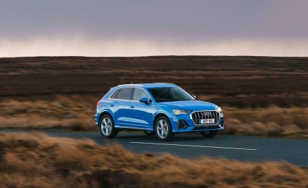 2019 Audi Q3 35 TFSI (UK-Spec) Front Three-Quarter Wallpapers 450x275 (56)