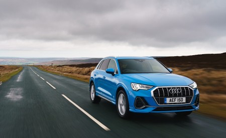2019 Audi Q3 35 TFSI (UK-Spec) Front Three-Quarter Wallpapers 450x275 (16)