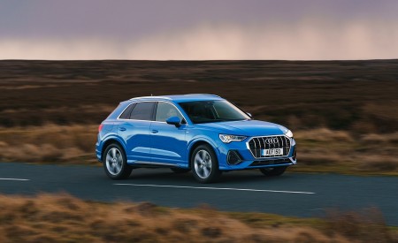 2019 Audi Q3 35 TFSI (UK-Spec) Front Three-Quarter Wallpapers 450x275 (57)
