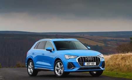 2019 Audi Q3 35 TFSI (UK-Spec) Front Three-Quarter Wallpapers 450x275 (45)