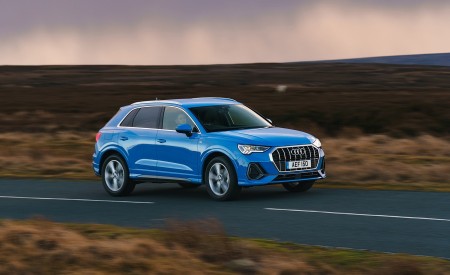 2019 Audi Q3 35 TFSI (UK-Spec) Front Three-Quarter Wallpapers 450x275 (58)