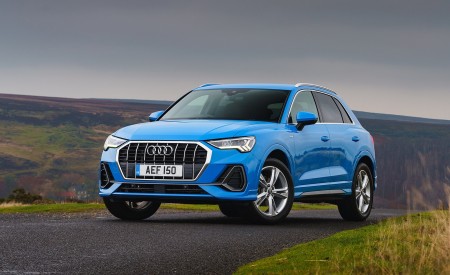 2019 Audi Q3 35 TFSI (UK-Spec) Front Three-Quarter Wallpapers 450x275 (46)