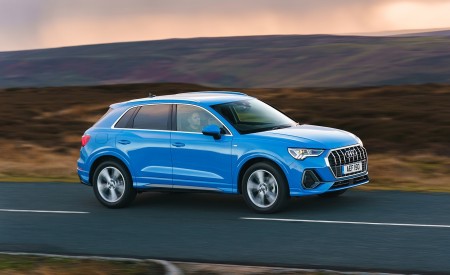 2019 Audi Q3 35 TFSI (UK-Spec) Front Three-Quarter Wallpapers 450x275 (59)