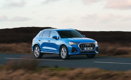2019 Audi Q3 35 TFSI (UK-Spec) Front Three-Quarter Wallpapers 450x275 (61)