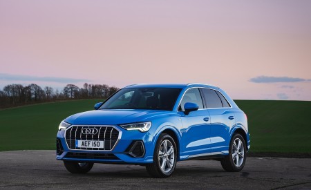 2019 Audi Q3 35 TFSI (UK-Spec) Front Three-Quarter Wallpapers 450x275 (62)