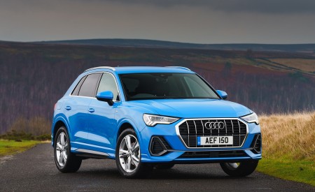 2019 Audi Q3 35 TFSI (UK-Spec) Front Three-Quarter Wallpapers 450x275 (49)