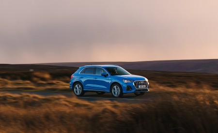 2019 Audi Q3 35 TFSI (UK-Spec) Front Three-Quarter Wallpapers 450x275 (43)