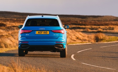 2019 Audi Q3 35 TFSI (UK-Spec) Rear Wallpapers 450x275 (36)