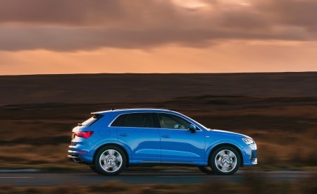 2019 Audi Q3 35 TFSI (UK-Spec) Side Wallpapers 450x275 (23)
