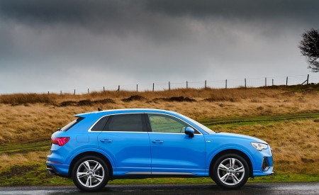 2019 Audi Q3 35 TFSI (UK-Spec) Side Wallpapers 450x275 (37)