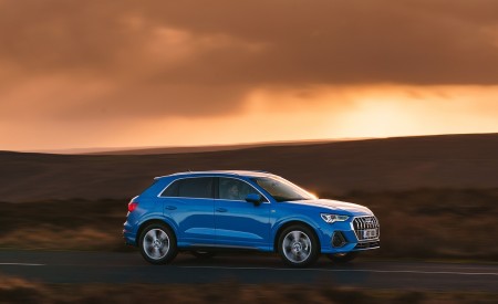 2019 Audi Q3 35 TFSI (UK-Spec) Side Wallpapers 450x275 (24)