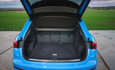 2019 Audi Q3 35 TFSI (UK-Spec) Trunk Wallpapers 450x275 (93)