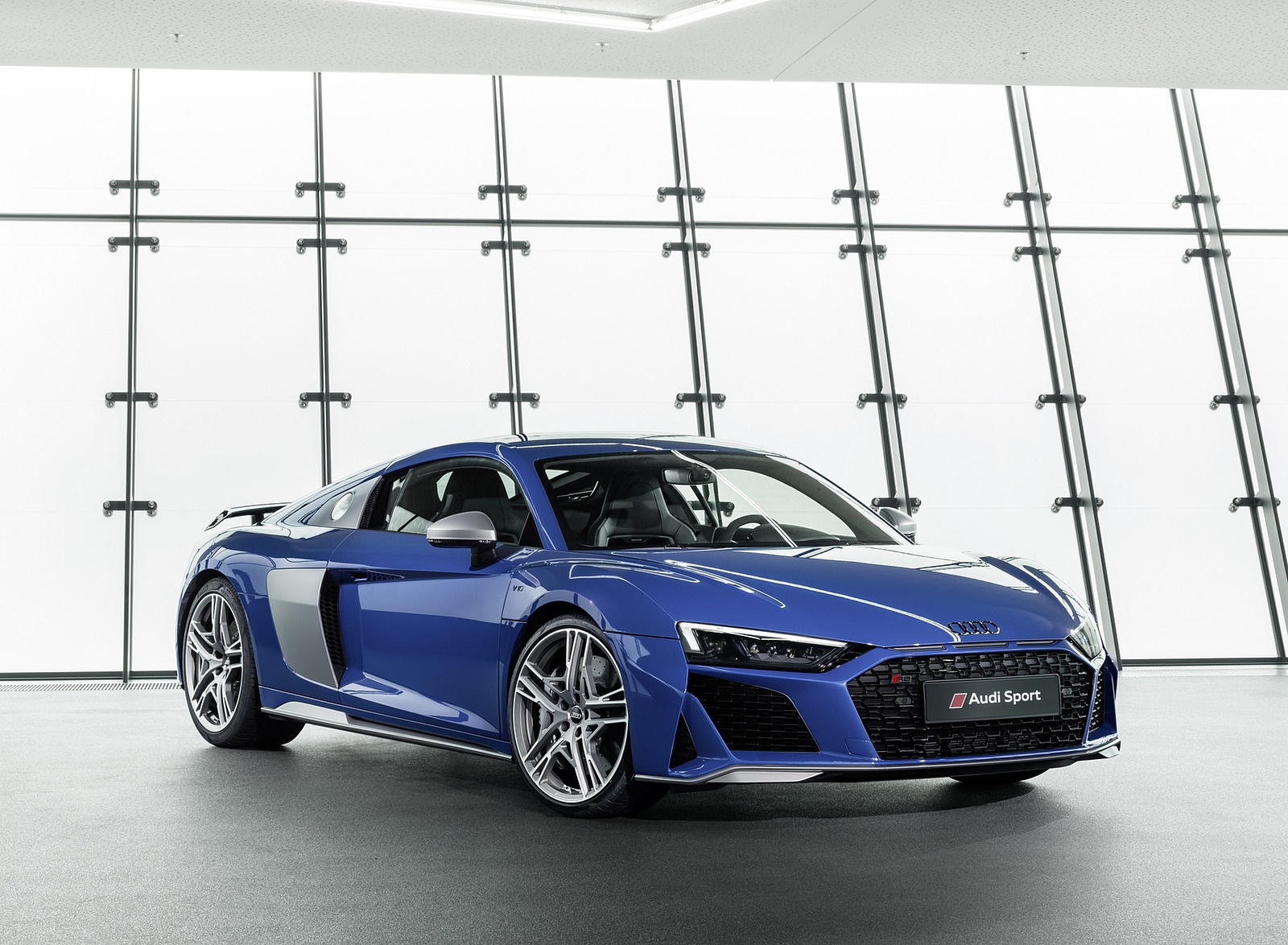 2019 Audi R8 (Color: Ascari Blue Metallic) Front Three-Quarter Wallpapers #37 of 59