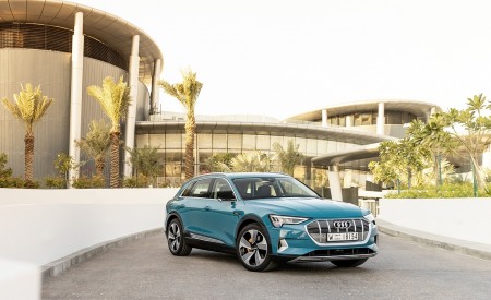 2019 Audi e-tron (Color: Antigua Blue) Front Three-Quarter Wallpapers 450x275 (105)