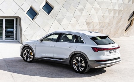 2019 Audi e-tron (Color: Glacier White) Rear Three-Quarter Wallpapers 450x275 (217)