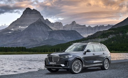 2019 BMW X7 (Color: Arctic Grey) Front Three-Quarter Wallpapers 450x275 (21)
