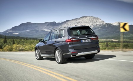 2019 BMW X7 (Color: Arctic Grey) Rear Three-Quarter Wallpapers 450x275 (4)