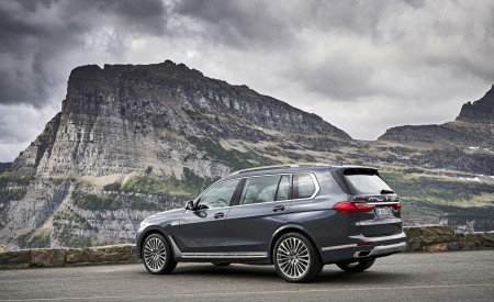 2019 BMW X7 (Color: Arctic Grey) Rear Three-Quarter Wallpapers 450x275 (25)