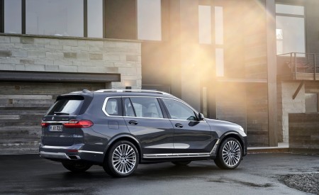2019 BMW X7 (Color: Arctic Grey) Rear Three-Quarter Wallpapers 450x275 (18)