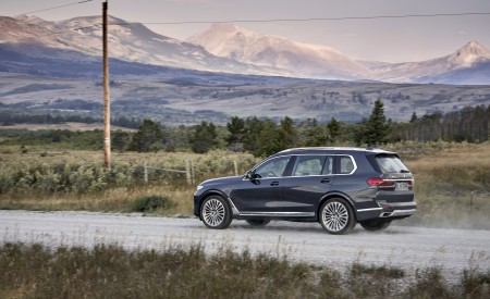 2019 BMW X7 (Color: Arctic Grey) Side Wallpapers 450x275 (13)