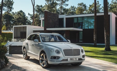 2019 Bentley Bentayga Plug-in Hybrid Front Three-Quarter Wallpapers 450x275 (32)