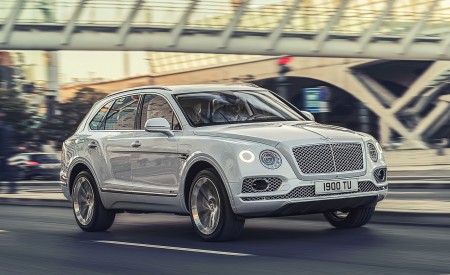 2019 Bentley Bentayga Plug-in Hybrid Front Three-Quarter Wallpapers 450x275 (28)