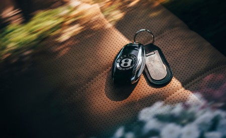 2019 Bentley Bentayga Plug-in Hybrid Keys Wallpapers 450x275 (20)