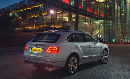 2019 Bentley Bentayga Plug-in Hybrid Rear Three-Quarter Wallpapers 450x275 (38)