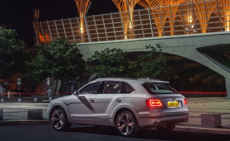 2019 Bentley Bentayga Plug-in Hybrid Rear Three-Quarter Wallpapers 450x275 (40)