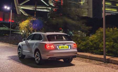 2019 Bentley Bentayga Plug-in Hybrid Rear Three-Quarter Wallpapers 450x275 (37)