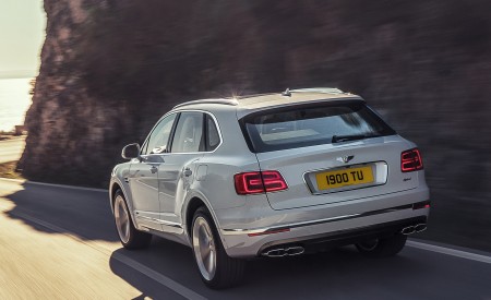 2019 Bentley Bentayga Plug-in Hybrid Rear Three-Quarter Wallpapers 450x275 (29)