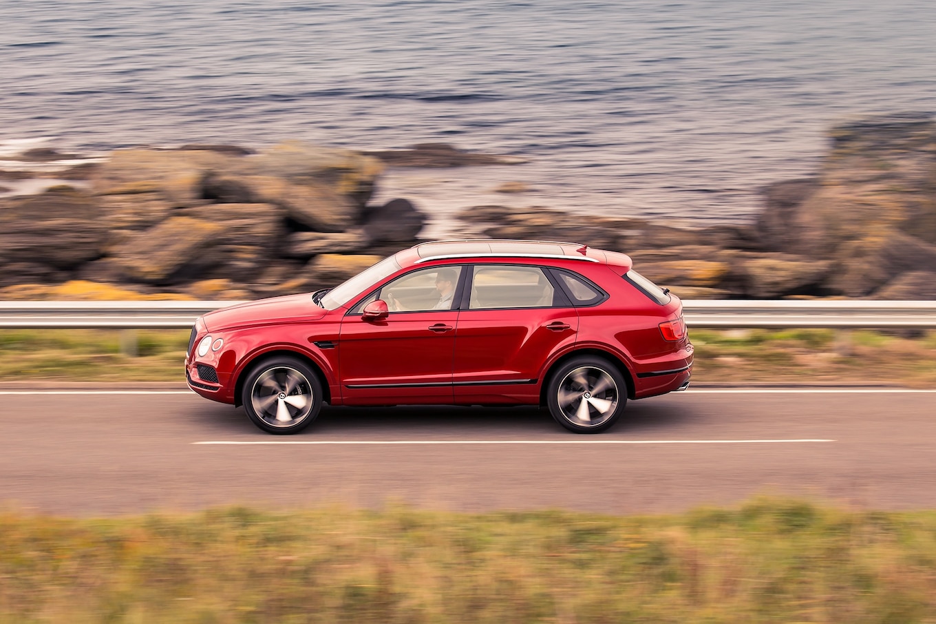 2019 Bentley Bentayga V8 Side Wallpapers (5)